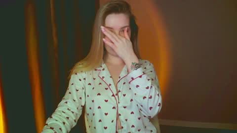 Mia online show from December 2024 02:01:02 AM