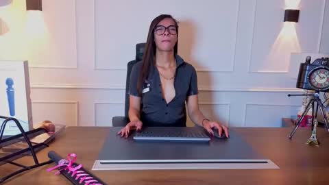 Mia online show from February 2026 03:11:01 AM