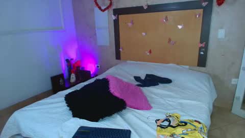 MIALOPEZ      .     Y      .      online show from February 2026 08:18:02 PM