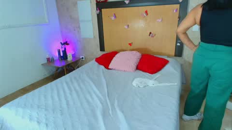 MIALOPEZ      .     Y      .      online show from May 2026 06:14:02 PM