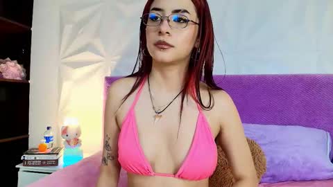 Mia online show from September 2025 07:51:02 PM