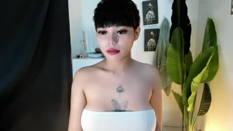 Snapshot of mia_lover9 chatting on May 2026 05:45:02 PM M I A online show from May 2026 05:45:02 PM