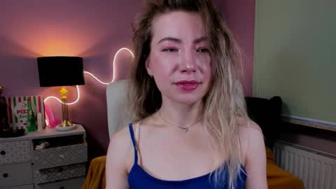 Mia online show from November 2025 07:40:01 AM