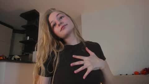 Mia here Appreciate your support online show from October 2025 03:12:02 PM