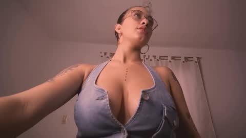 mia independent model online show from December 2025 02:13:01 PM