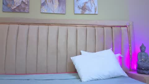 Mia online show from April 2026 12:12:01 PM