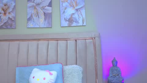 Snapshot of mia_naive chatting on June 2026 12:11:01 PM Mia online show from June 2026 12:11:01 PM