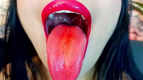 Mia online show from November 2025 07:03:01 PM