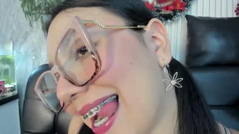 Mia Roux online show from November 2025 04:01:01 AM