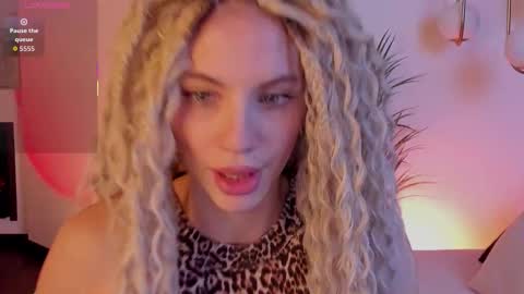 Mia online show from October 2025 06:37:01 AM