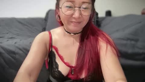 Mia online show from December 2025 06:17:01 PM