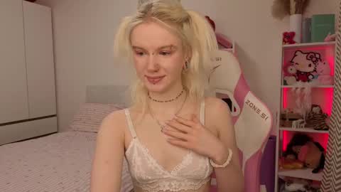 Mia online show from March 2026 03:19:01 AM