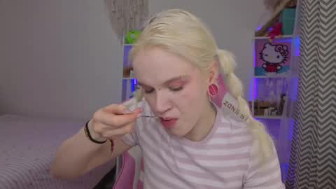 Mia online show from April 2026 03:22:02 AM