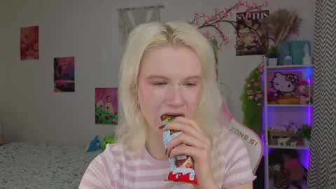 Snapshot of mia_waterlily chatting on May 2026 03:33:01 AM Mia online show from May 2026 03:33:01 AM