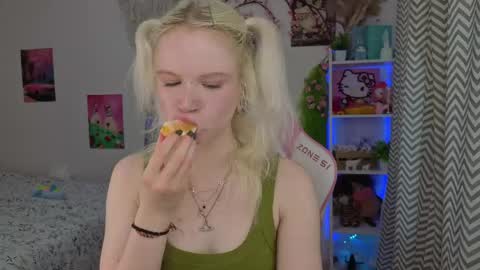 Snapshot of mia_waterlily chatting on May 2026 03:34:01 AM Mia online show from May 2026 03:34:01 AM