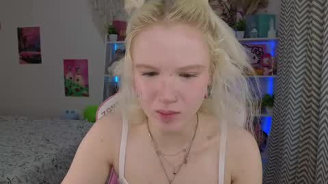 Snapshot of mia_waterlily chatting on May 2026 03:14:02 AM Mia online show from May 2026 03:14:02 AM