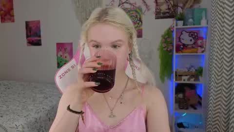 Snapshot of mia_waterlily chatting on May 2026 03:26:01 AM Mia online show from May 2026 03:26:01 AM