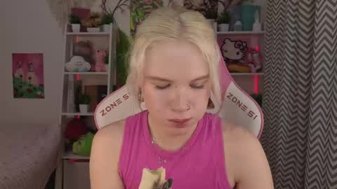 Snapshot of mia_waterlily chatting on May 2026 03:23:01 AM Mia online show from May 2026 03:23:01 AM