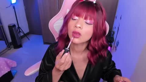 mia  nicolle online show from December 2025 02:19:02 AM