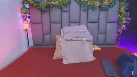 Mia online show from November 2025 12:08:02 PM