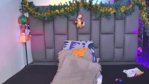 Mia online show from December 2025 12:10:01 PM