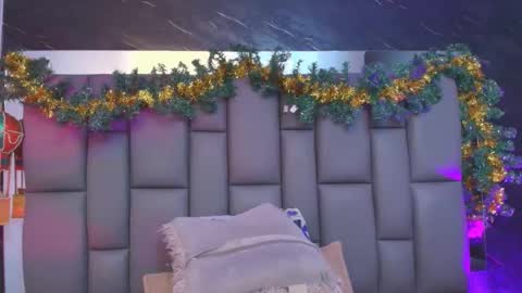 Mia online show from December 2025 12:03:02 PM