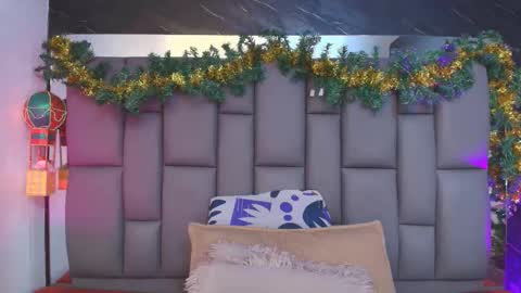 Mia online show from December 2025 12:03:02 PM