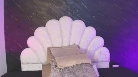 Mia online show from April 2026 12:06:01 PM