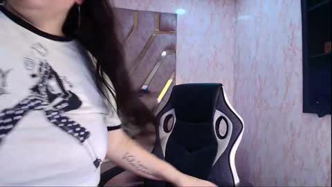 Im Miss Mia online show from December 2025 08:27:02 PM