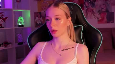 Mia online show from November 2025 06:04:02 AM