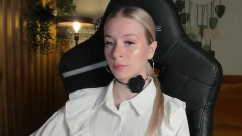 Mia online show from November 2025 05:33:01 AM