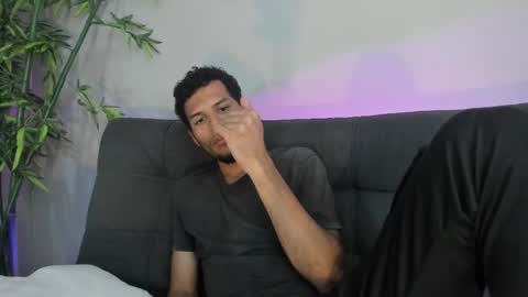 Mia online show from October 2025 08:04:02 PM