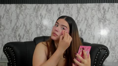 Snapshot of miamontoya chatting on January 2025 12:43:01 PM Mia -5 7001400 Follow online show from January 2025 12:43:01 PM