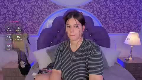 Snapshot of miamontoya chatting on October 2025 01:22:01 PM Mia -5 7001400 Follow online show from October 2025 01:22:01 PM