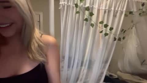 Mia online show from February 2026 05:06:02 AM