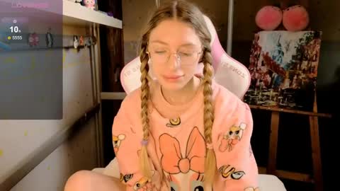 Snapshot of miamooonn chatting on May 2026 05:46:01 AM MiaMoon online show from May 2026 05:46:01 AM