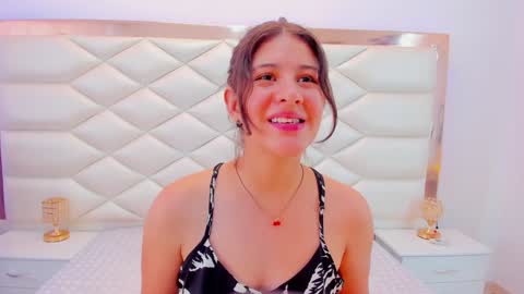 Snapshot of miaqueen021 chatting on January 2025 06:25:01 PM Sweetie Mia online show from January 2025 06:25:01 PM