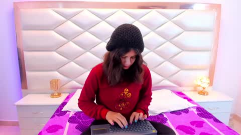 Snapshot of miaqueen021 chatting on February 2025 12:28:01 PM Sweetie Mia online show from February 2025 12:28:01 PM