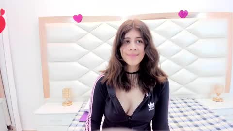 Snapshot of miaqueen021 chatting on February 2025 03:35:01 PM Sweetie Mia online show from February 2025 03:35:01 PM