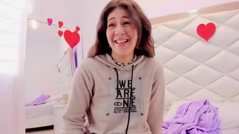 Snapshot of miaqueen021 chatting on February 2025 06:40:01 PM Sweetie Mia online show from February 2025 06:40:01 PM