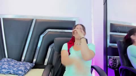 Snapshot of miaqueen021 chatting on February 2025 09:43:01 PM Sweetie Mia online show from February 2025 09:43:01 PM