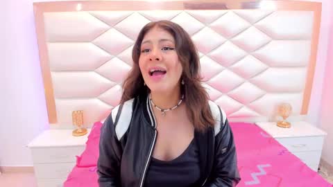 Snapshot of miaqueen021 chatting on February 2025 12:24:01 PM Sweetie Mia online show from February 2025 12:24:01 PM