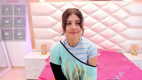 Snapshot of miaqueen021 chatting on February 2025 12:25:02 PM Sweetie Mia online show from February 2025 12:25:02 PM