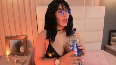 Mia online show from February 2025 05:51:02 PM