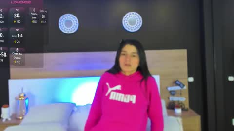 Mia online show from November 2025 01:04:01 PM