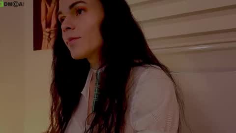 Mia online show from November 2025 03:55:02 PM