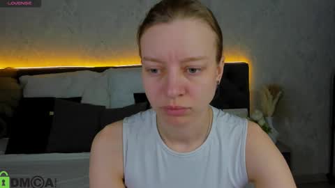 Snapshot of michelle_blond chatting on February 2026 09:19:02 AM michelle_blond online show from February 2026 09:19:02 AM