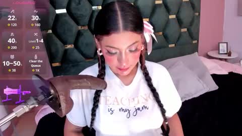 Micki online show from October 2025 11:42:01 AM