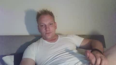 mickkxl online show from October 2025 12:09:02 PM