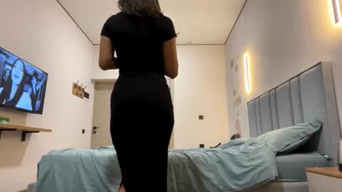 Mia online show from November 2025 03:23:02 PM